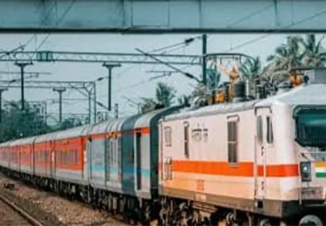 Robbery on Sahyadri Express in Satara district; mobiles, jewellery looted